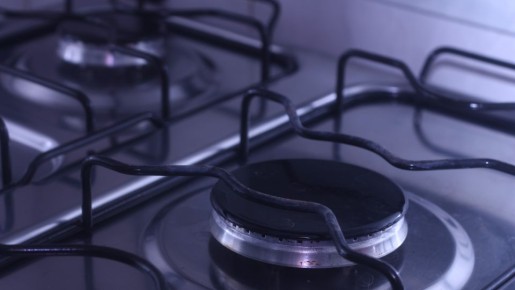 Решетки на плите будут сиять чистотой: нужно замочить в дешевом растворе