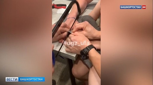 В Уфе спасатели освободили палец девочки, застрявший в металлическом звонке