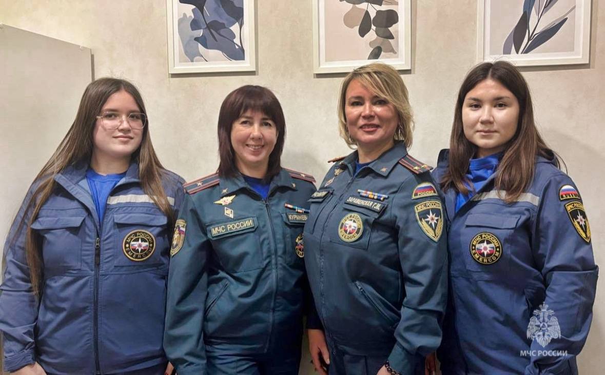 Доброго и спокойного утра желают вам наши очаровательные психологи МЧС России