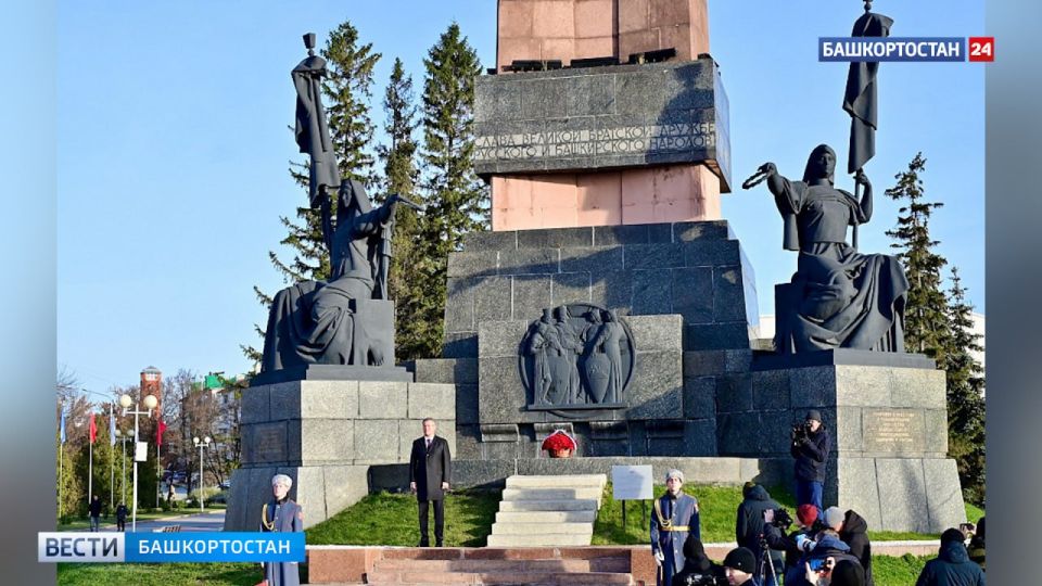 Глава Башкортостана возложил цветы к Монументу Дружбы в День народного единства