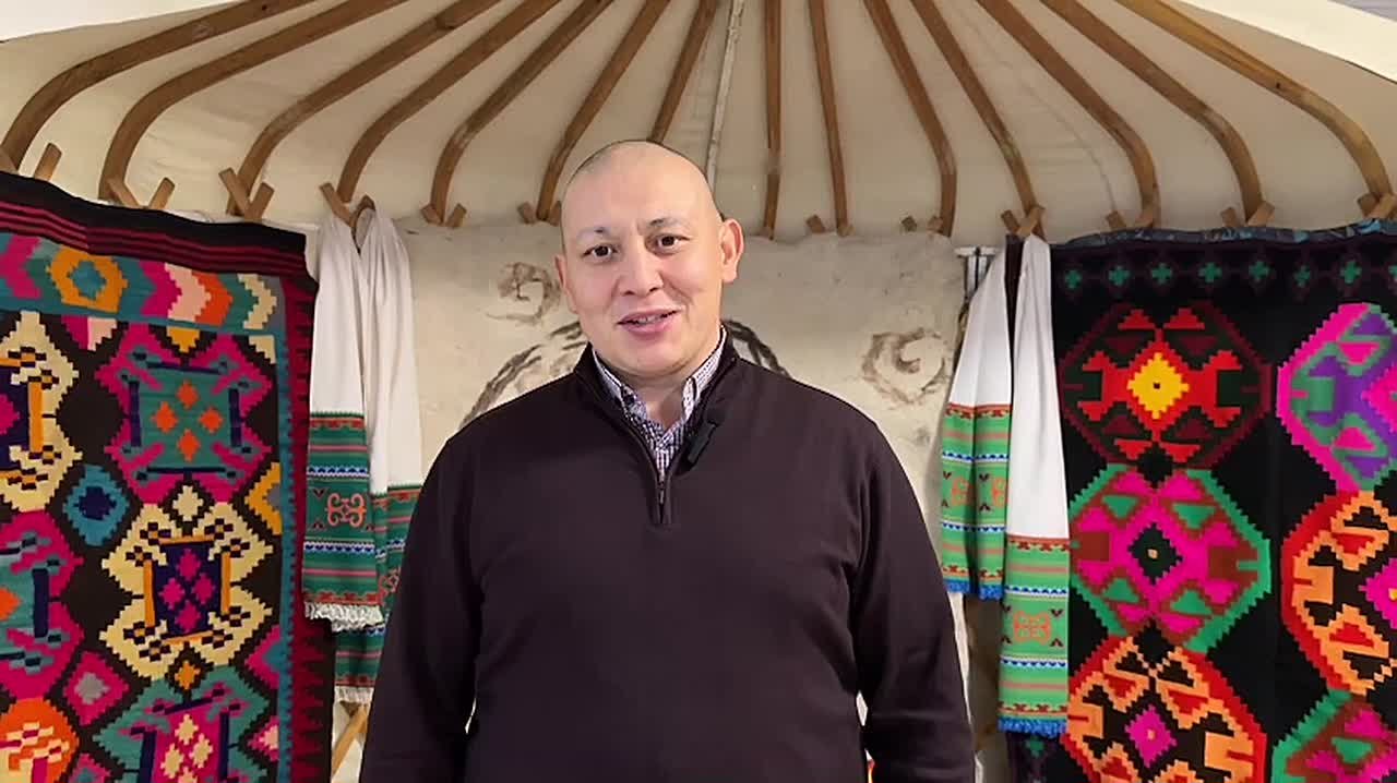 Директор Культурного центра «Атайсал» Рафис Аккужин поздравляет с Днём народного единства