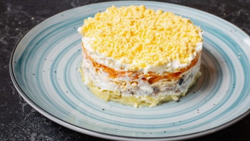 Произведет фурор на праздничном столе: замените в мимозе всего один ингредиент