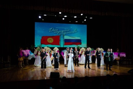 В День народного единства Акмуллинский университет дал большой концерт в Бишкеке