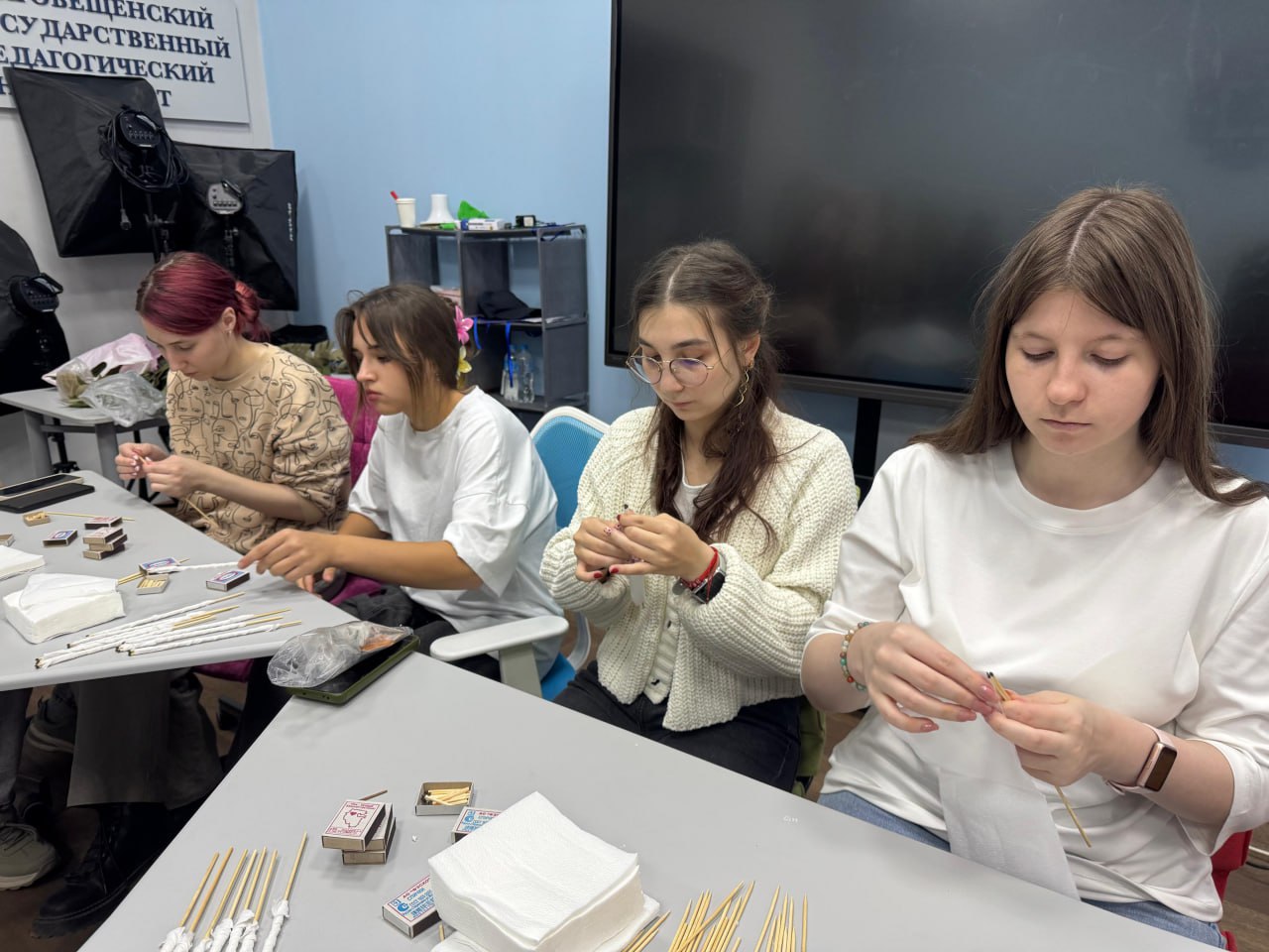 Студенты БГПУ сплели маскировочные сети и сделали «супер-спички» для бойцов СВО Студенты БГПУ сплели маскировочные сети и сделали «супер-спички» для бойцов СВО