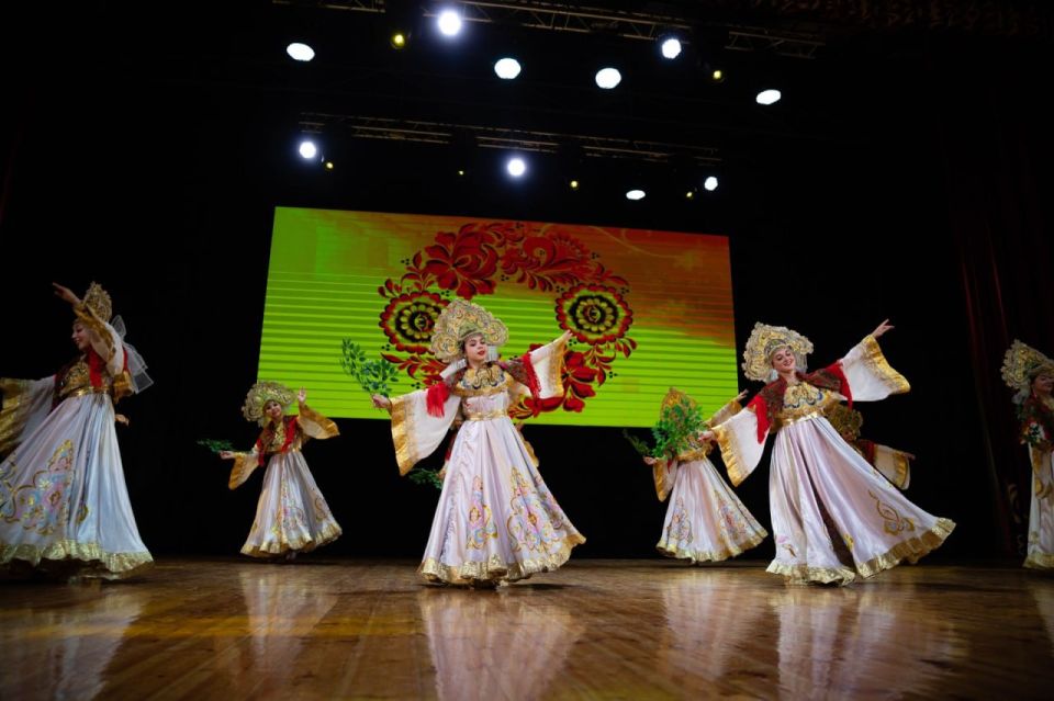 В День народного единства Акмуллинский университет дал большой концерт в Бишкеке В День народного единства Акмуллинский университет дал большой концерт в Бишкеке