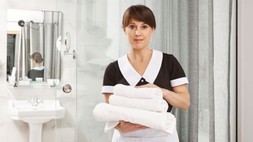 Хитрые горничные всегда оставляют соль на пороге: не для того, чтобы нечисть отгонять