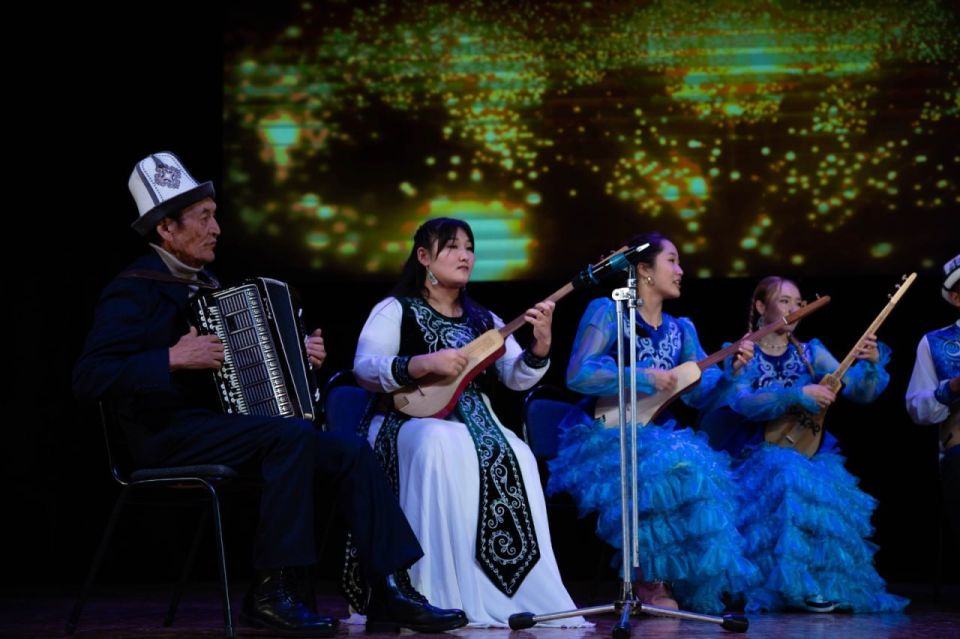 В День народного единства Акмуллинский университет дал большой концерт в Бишкеке В День народного единства Акмуллинский университет дал большой концерт в Бишкеке