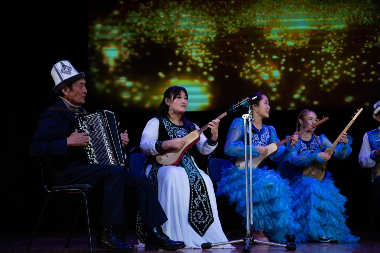 В День народного единства Акмуллинский университет дал большой концерт в Бишкеке В День народного единства Акмуллинский университет дал большой концерт в Бишкеке