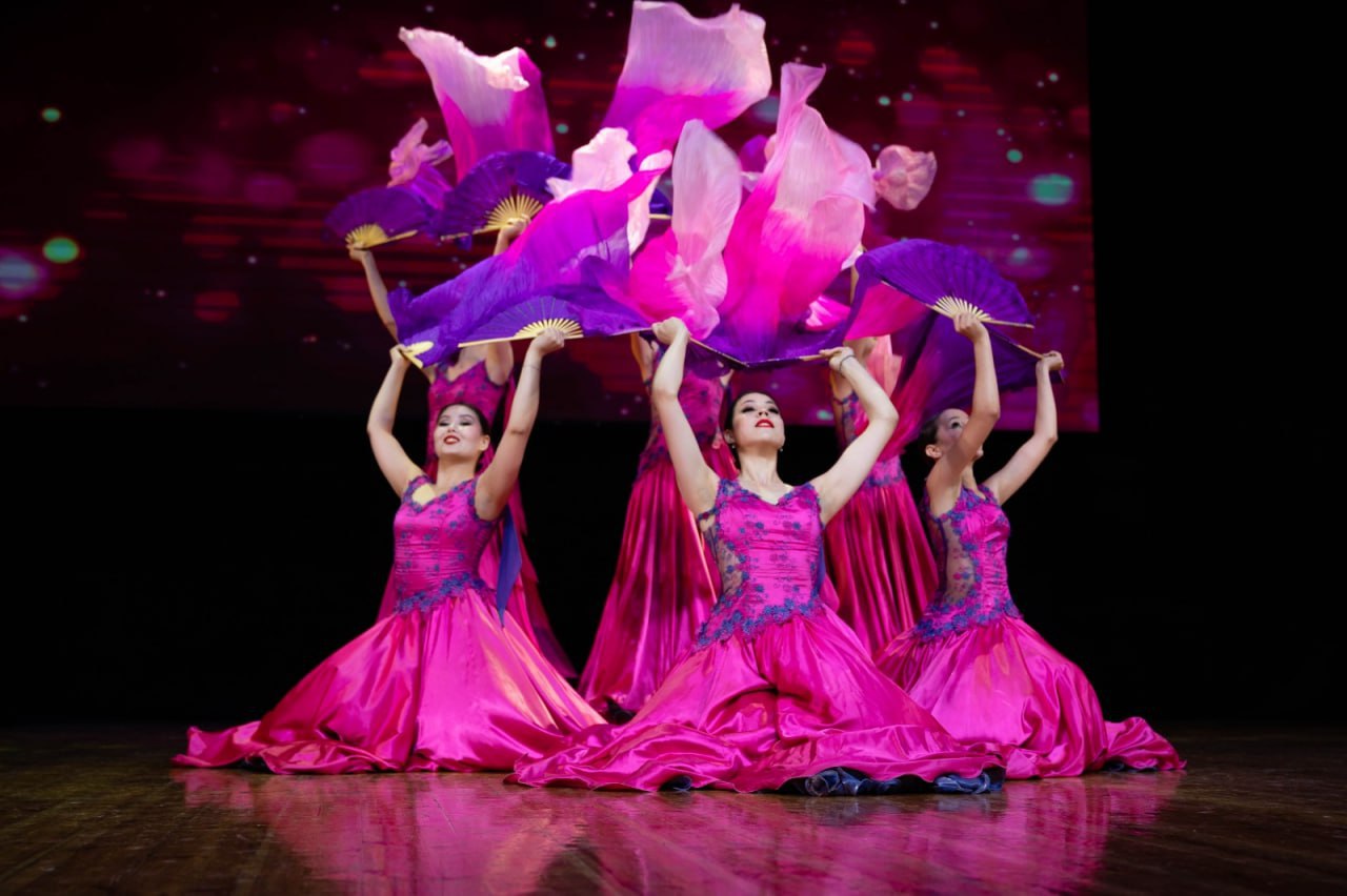 В День народного единства Акмуллинский университет дал большой концерт в Бишкеке В День народного единства Акмуллинский университет дал большой концерт в Бишкеке