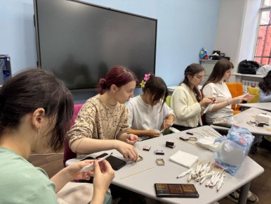 Студенты БГПУ сплели маскировочные сети и сделали «супер-спички» для бойцов СВО