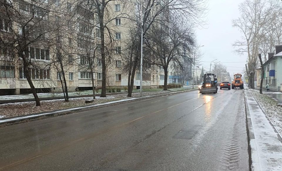 В зимнем режиме. 5 ноября в Уфе случился первый в этом сезоне снегопад В зимнем режиме. 5 ноября в Уфе случился первый в этом сезоне снегопад