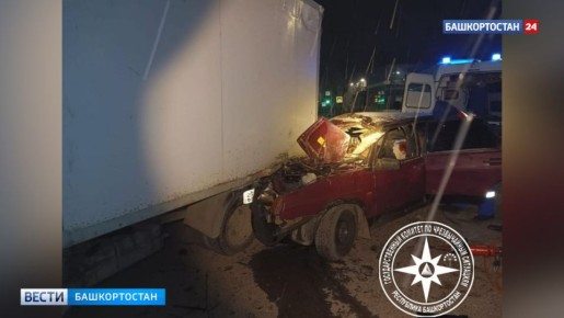 Два человека пострадали: в Башкортостане водитель легковушки врезался в стоящую у обочины «Газель»
