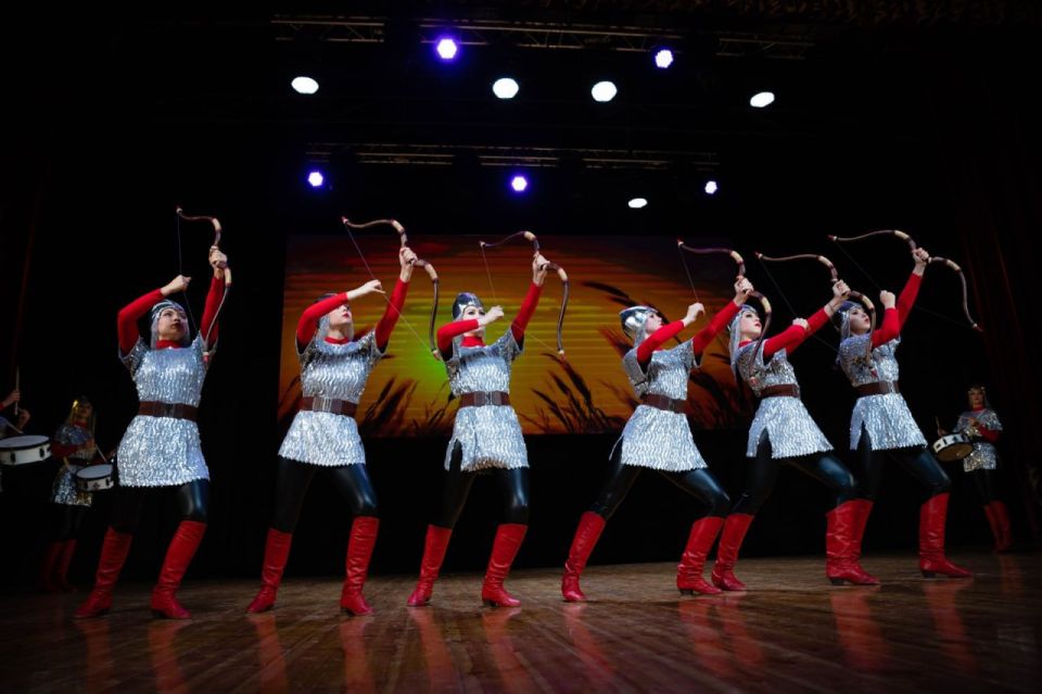 В День народного единства Акмуллинский университет дал большой концерт в Бишкеке В День народного единства Акмуллинский университет дал большой концерт в Бишкеке