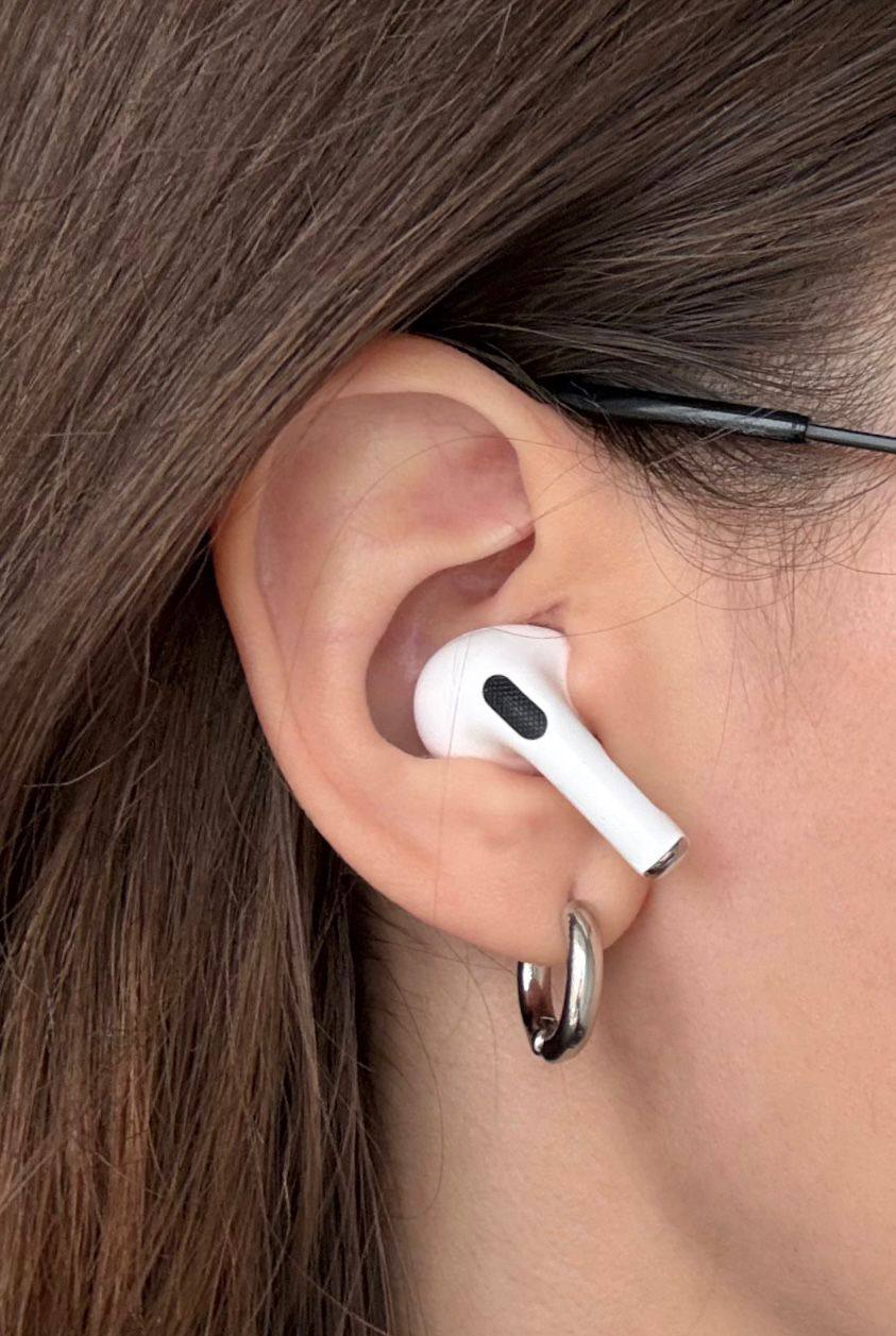 Использование одного наушника приводит к потере слуха, предупреждают врачи