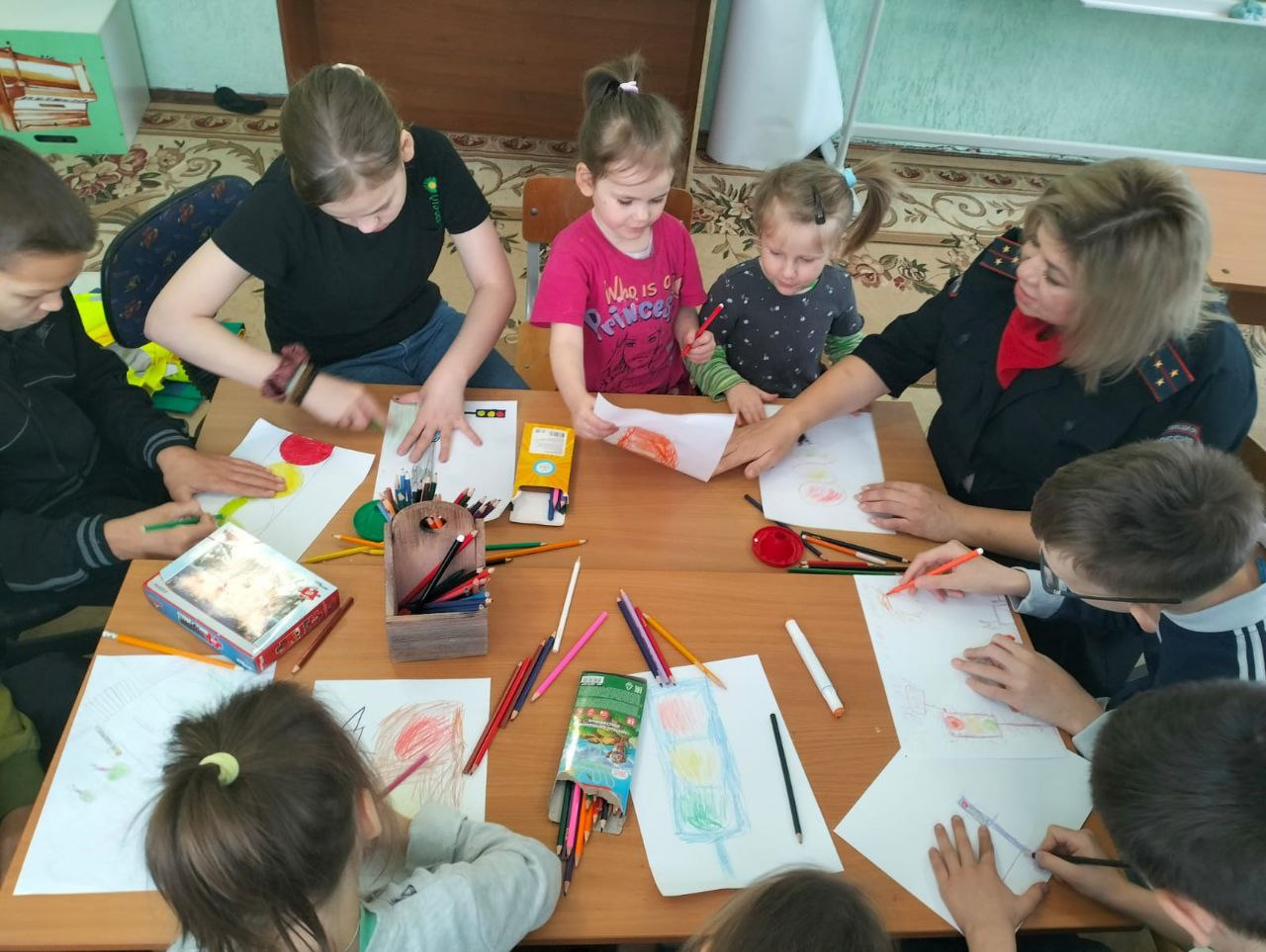 В рамках профилактической акции "Внимание - дети!" в социальном приюте для детей и подростков п. Чишмы, прошла встреча с инспектором ГИБДД