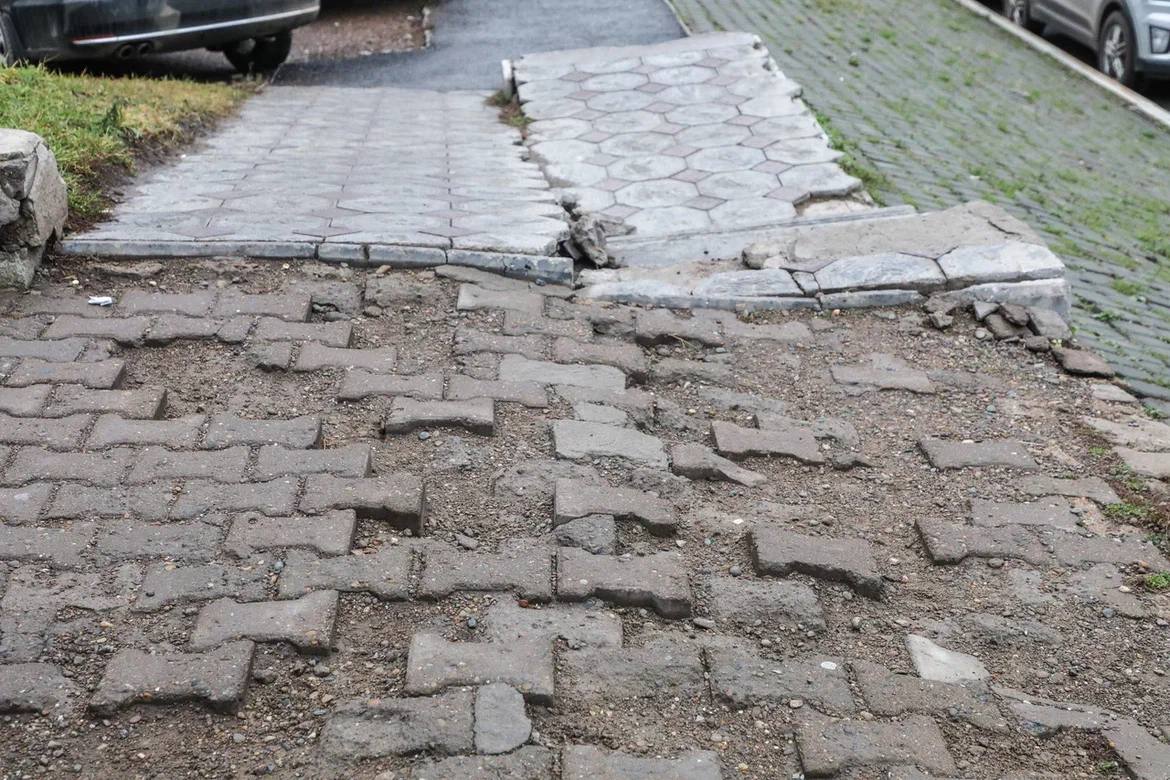 Ратмир Мавлиев: Начали приводить в порядок тротуар на улице Карла Маркса от ул. Заки Валиди до ул. Тукаева. Этот участок давно требовал внимания Ратмир Мавлиев: Начали приводить в порядок тротуар на улице Карла Маркса от ул. Заки Валиди до ул. Тукаева. Этот участок давно требовал внимания