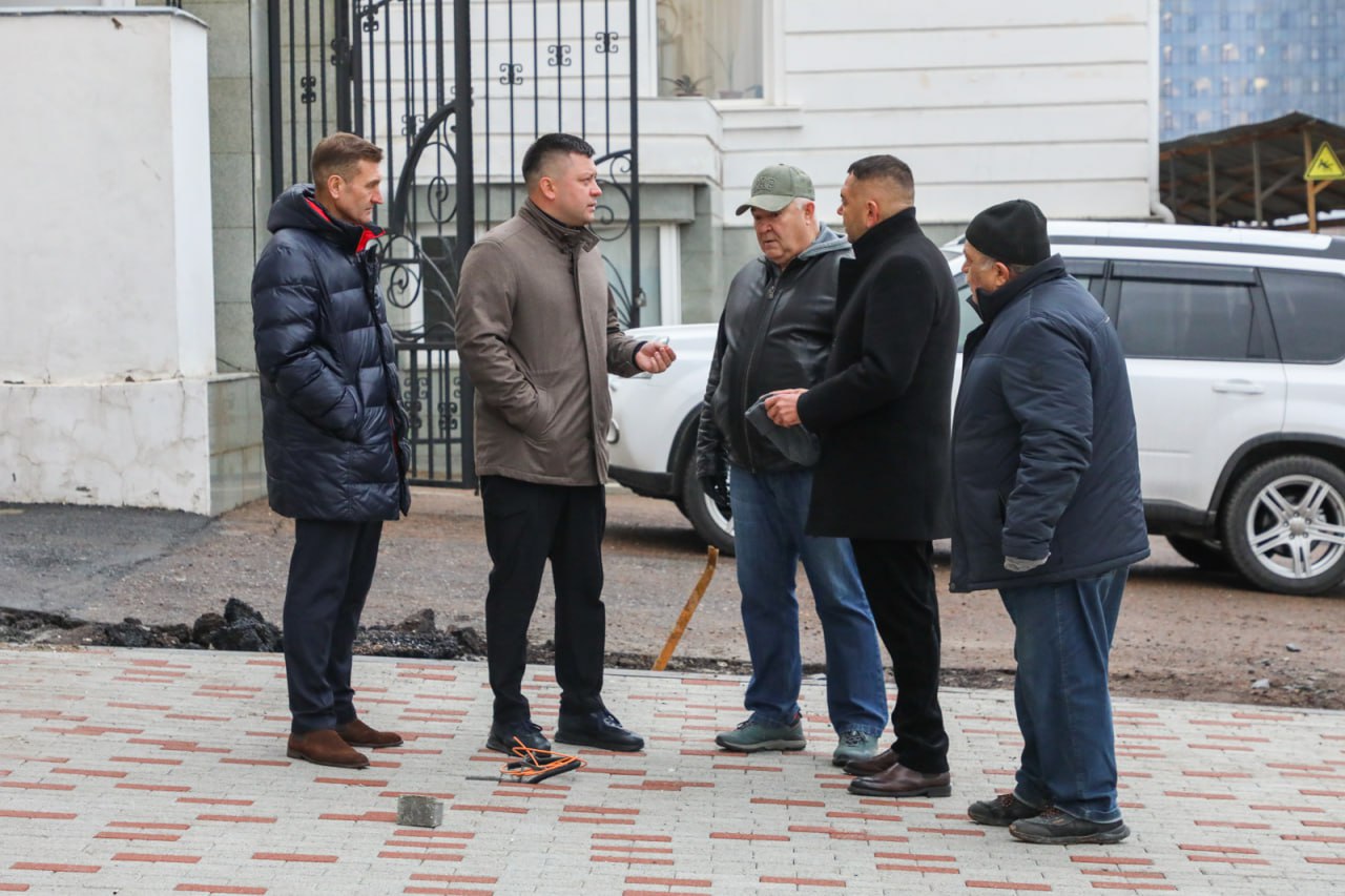 Пешком к комфорту. В Уфе начали приводить в порядок тротуар по улице Карла Маркса, от Заки Валиди до Тукаева Пешком к комфорту. В Уфе начали приводить в порядок тротуар по улице Карла Маркса, от Заки Валиди до Тукаева