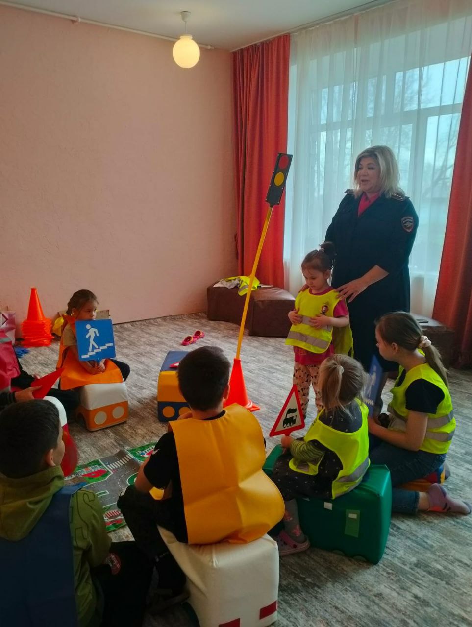 В рамках профилактической акции "Внимание - дети!" в социальном приюте для детей и подростков п. Чишмы, прошла встреча с инспектором ГИБДД В рамках профилактической акции "Внимание - дети!" в социальном приюте для детей и подростков п. Чишмы, прошла встреча с инспектором ГИБДД