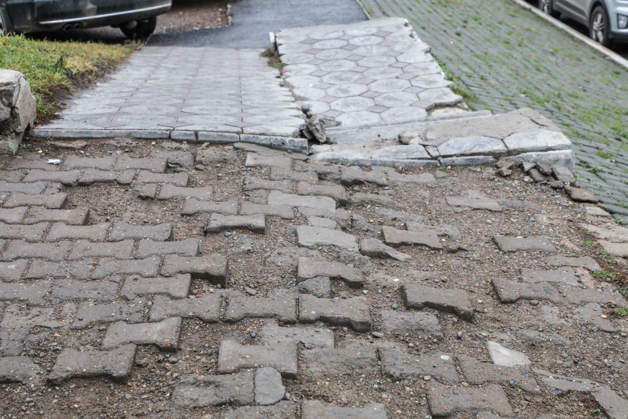 Пешком к комфорту. В Уфе начали приводить в порядок тротуар по улице Карла Маркса, от Заки Валиди до Тукаева Пешком к комфорту. В Уфе начали приводить в порядок тротуар по улице Карла Маркса, от Заки Валиди до Тукаева