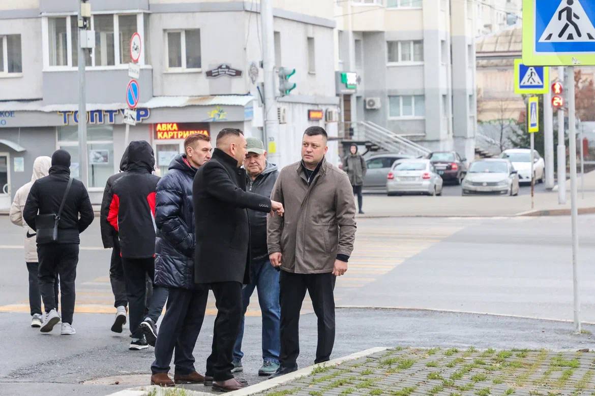 Ратмир Мавлиев: Начали приводить в порядок тротуар на улице Карла Маркса от ул. Заки Валиди до ул. Тукаева. Этот участок давно требовал внимания