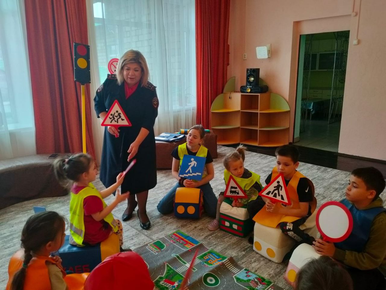 В рамках профилактической акции "Внимание - дети!" в социальном приюте для детей и подростков п. Чишмы, прошла встреча с инспектором ГИБДД В рамках профилактической акции "Внимание - дети!" в социальном приюте для детей и подростков п. Чишмы, прошла встреча с инспектором ГИБДД