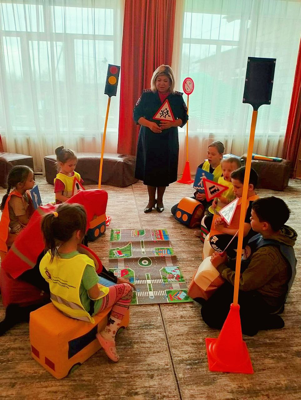 В рамках профилактической акции "Внимание - дети!" в социальном приюте для детей и подростков п. Чишмы, прошла встреча с инспектором ГИБДД В рамках профилактической акции "Внимание - дети!" в социальном приюте для детей и подростков п. Чишмы, прошла встреча с инспектором ГИБДД