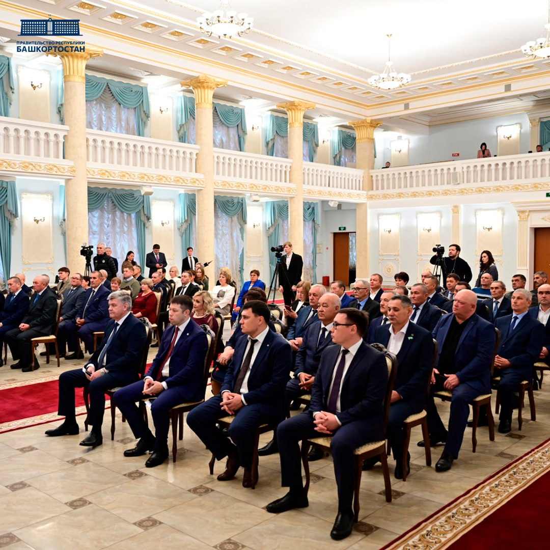 Андрей Назаров наградил представителей АПК в честь Дня работника сельского хозяйства и перерабатывающей промышленности Андрей Назаров наградил представителей АПК в честь Дня работника сельского хозяйства и перерабатывающей промышленности