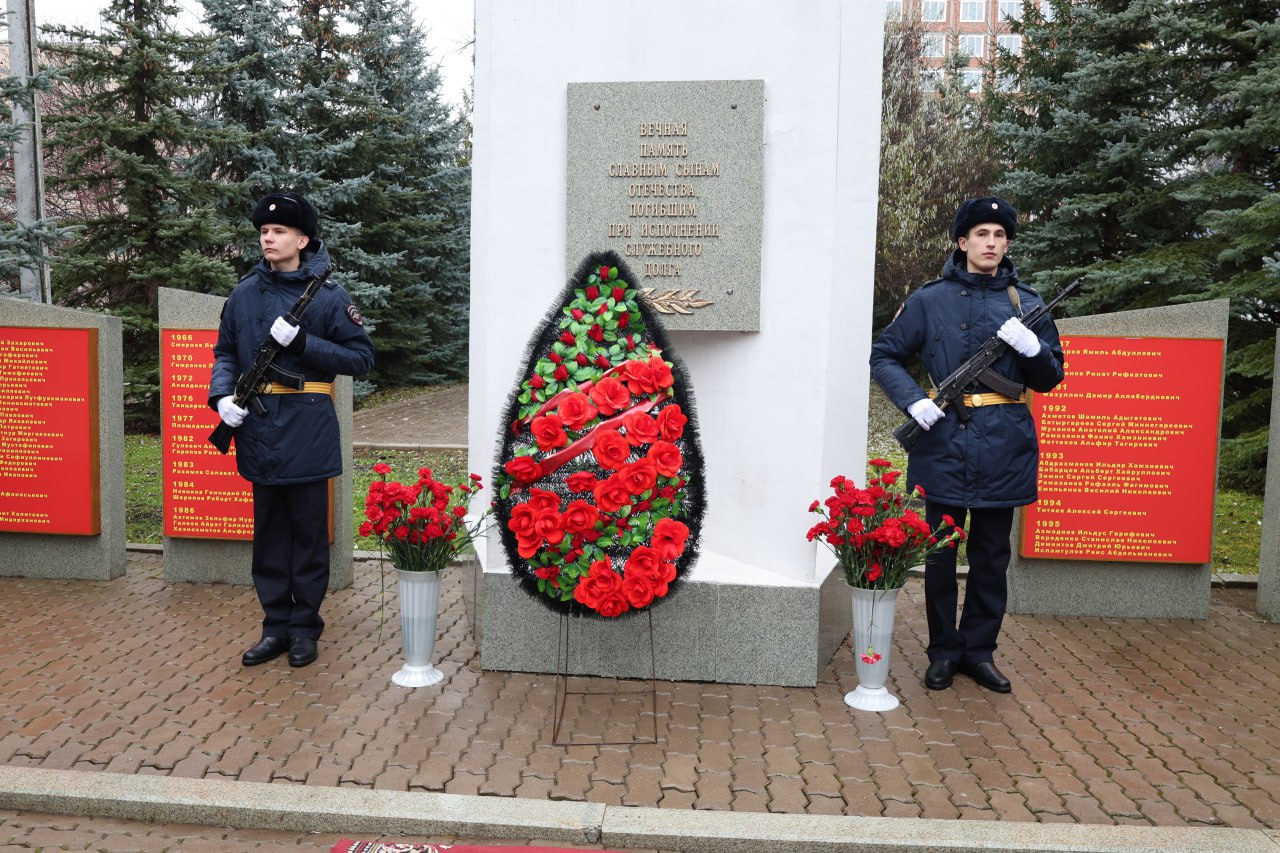 В Уфе руководство МВД по Республике Башкортостан почтило память сотрудников органов внутренних дел, погибших при исполнении служебного долга