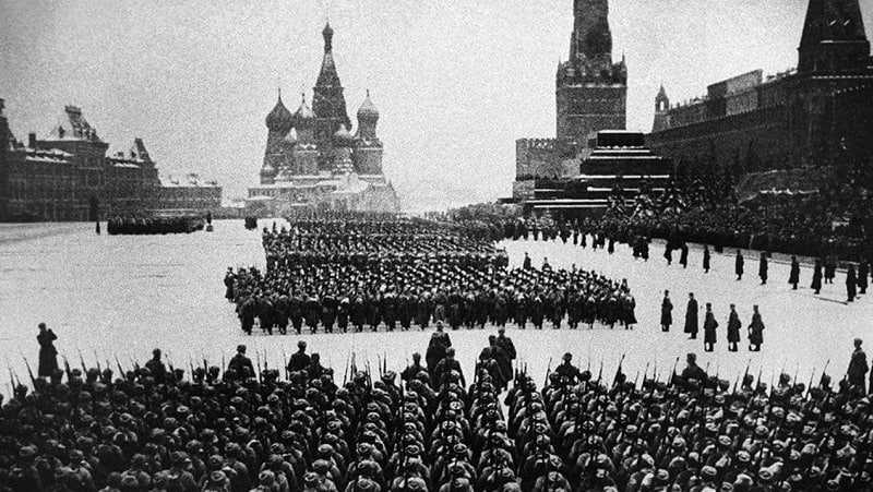 7 ноября 1941 года состоялся легендарный военный парад на Красной площади в Москве