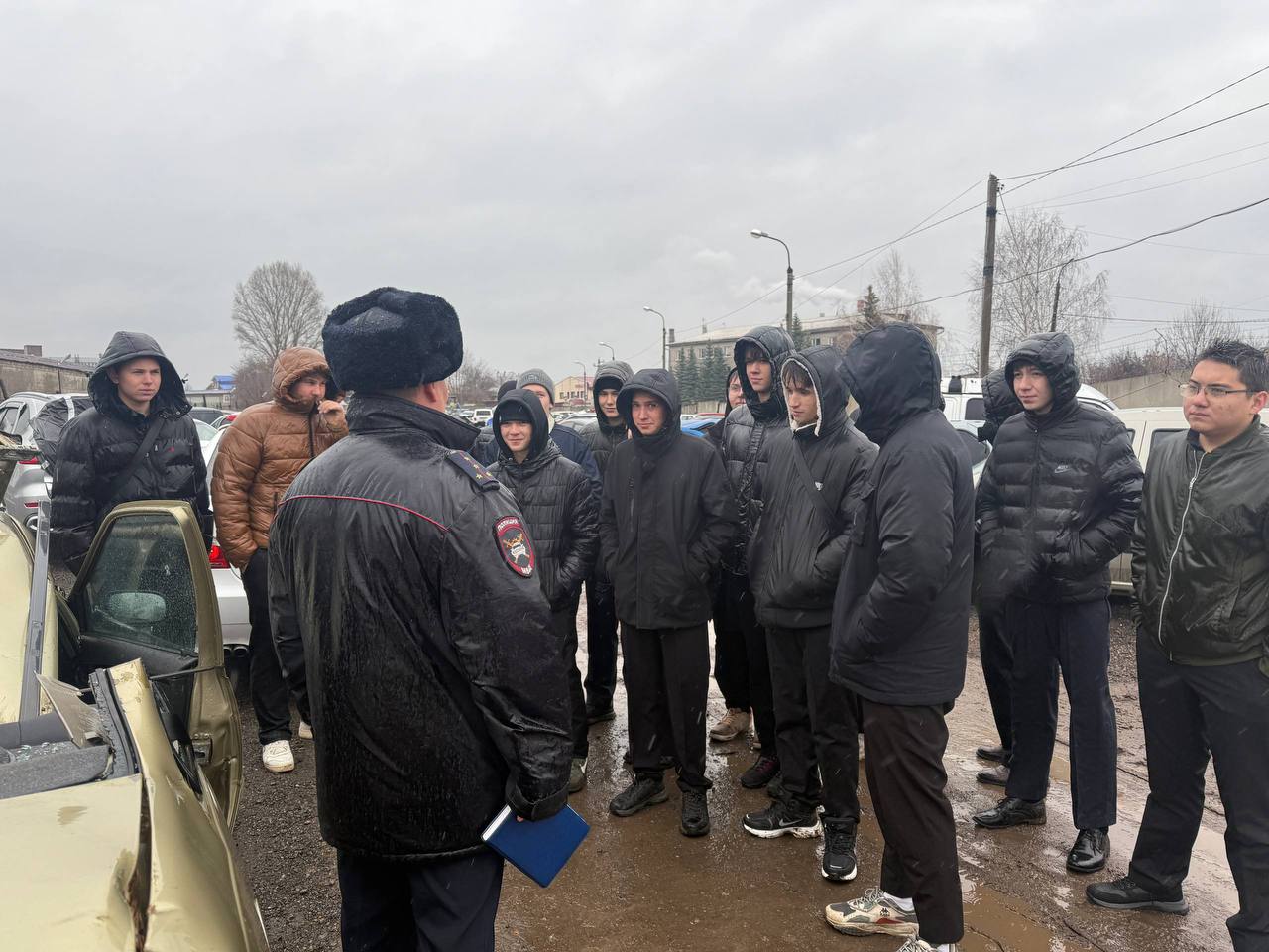 Практическое занятие сотрудников Госавтоинспекции Уфы со студентами колледжей: наглядный опыт результатов ДТП Практическое занятие сотрудников Госавтоинспекции Уфы со студентами колледжей: наглядный опыт результатов ДТП