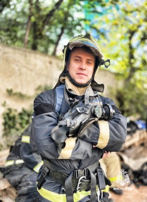 Помощник начальника караула 26-й пожарно-спасательной части Иванов Виталий желает всем пожарным и спасателям больше легких смен, мгновенной реакции в опасные секунды и благодарных улыбок спасенных