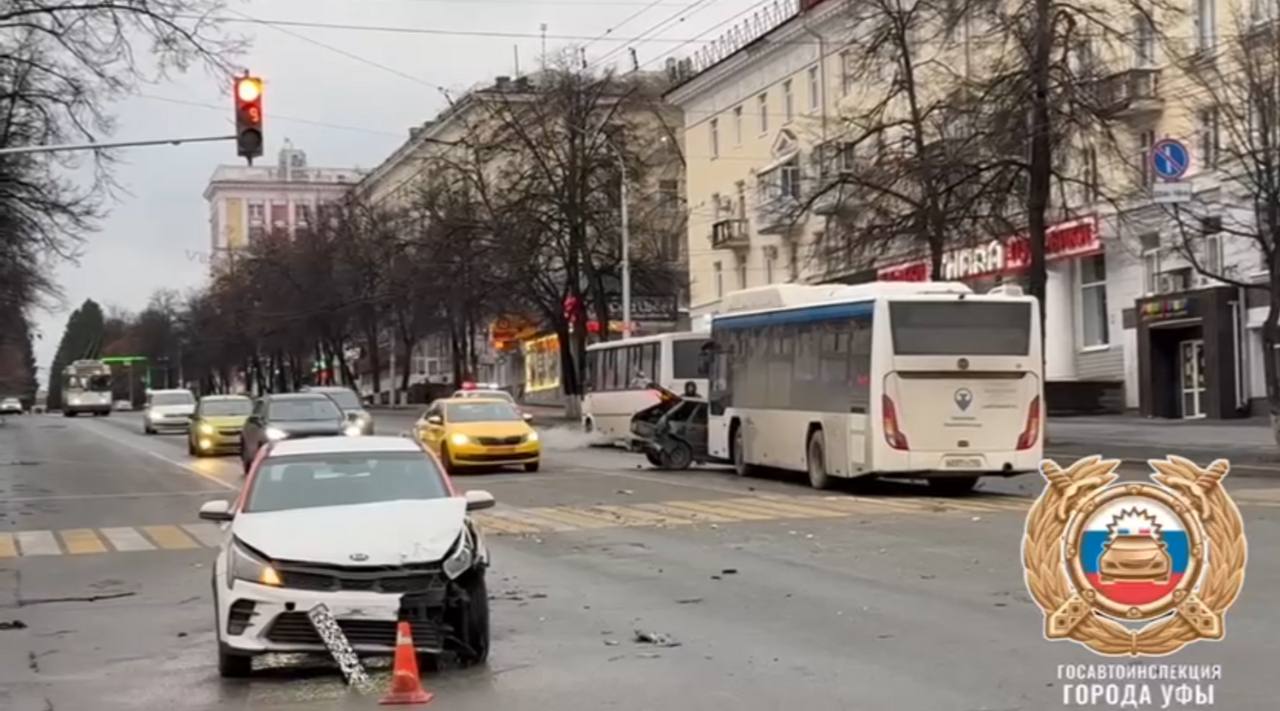 В Уфе водитель легковушки устроил массовое ДТП