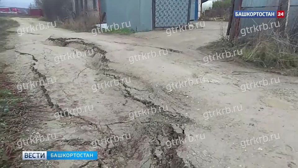 Жители одной из улиц в башкирской деревне Шакша не могут подъехать к своим домам из-за обвала грунта