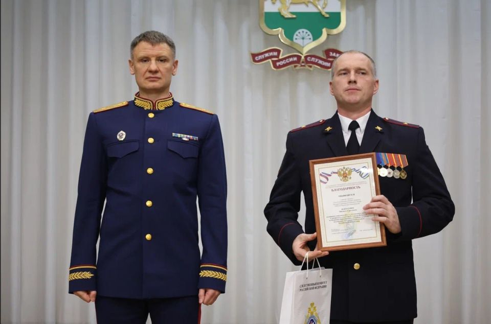 Руководитель следственного управления республики вручил благодарственные письма сотрудникам МВД по случаю их профессионального праздника