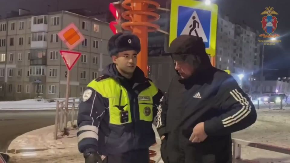 Был пьян, уснул за рулем на светофоре: видеокадры задержания нетрезвого водителя в Кемерове