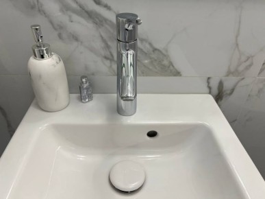 Один копеечный предмет спасет вашу засоренную раковину: сантехники об этом умалчивают