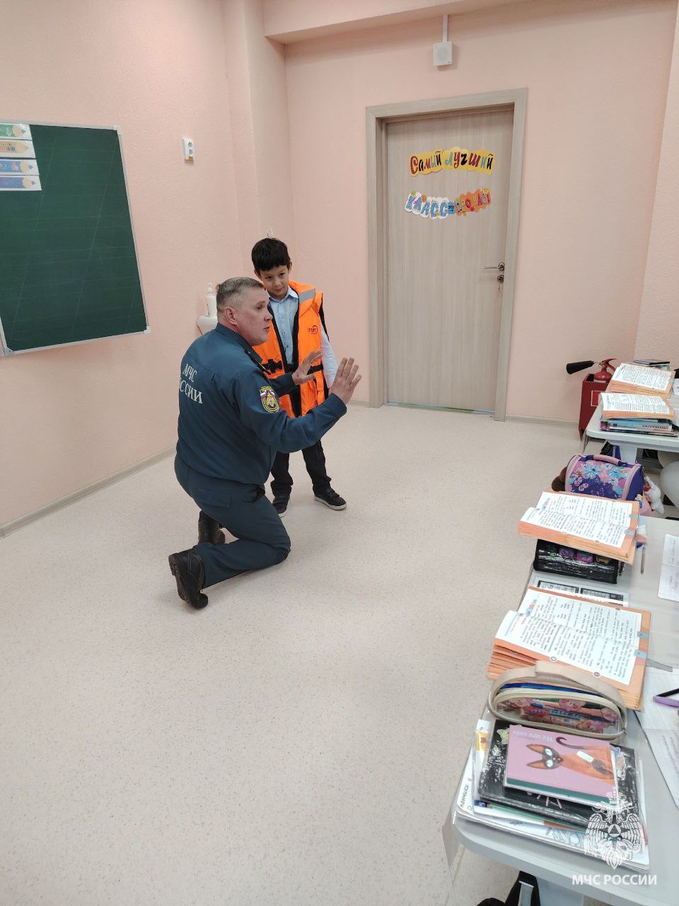 В республике продолжается профилактическая акция "Тонкий лед", в рамках которой инспекторы центра ГИМС МЧС России проводят занятия с детьми и разъясняют правила безопасности на водоемах в холодное время года В республике продолжается профилактическая акция "Тонкий лед", в рамках которой инспекторы центра ГИМС МЧС России проводят занятия с детьми и разъясняют правила безопасности на водоемах в холодное время года