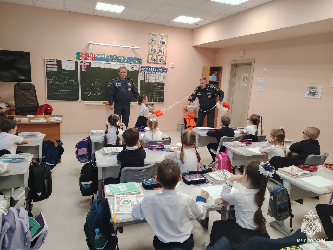 В республике продолжается профилактическая акция "Тонкий лед", в рамках которой инспекторы центра ГИМС МЧС России проводят занятия с детьми и разъясняют правила безопасности на водоемах в холодное время года В республике продолжается профилактическая акция "Тонкий лед", в рамках которой инспекторы центра ГИМС МЧС России проводят занятия с детьми и разъясняют правила безопасности на водоемах в холодное время года