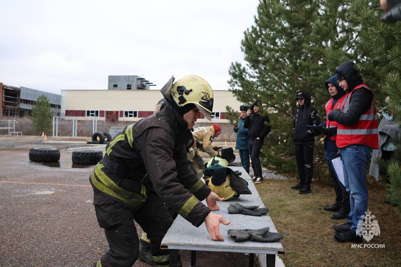 Сильнее всех. На базе пожарно-спасательной части №35 Главного управления сегодня состоялись соревнования по боевому развертыванию среди подразделений пожарной охраны Республики Башкортостан Сильнее всех. На базе пожарно-спасательной части №35 Главного управления сегодня состоялись соревнования по боевому развертыванию среди подразделений пожарной охраны Республики Башкортостан