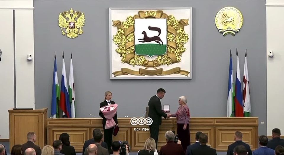 Ратмир Мавлиев поблагодарил и наградил уфимку Римму Скотникову за активную поддержку участников СВО