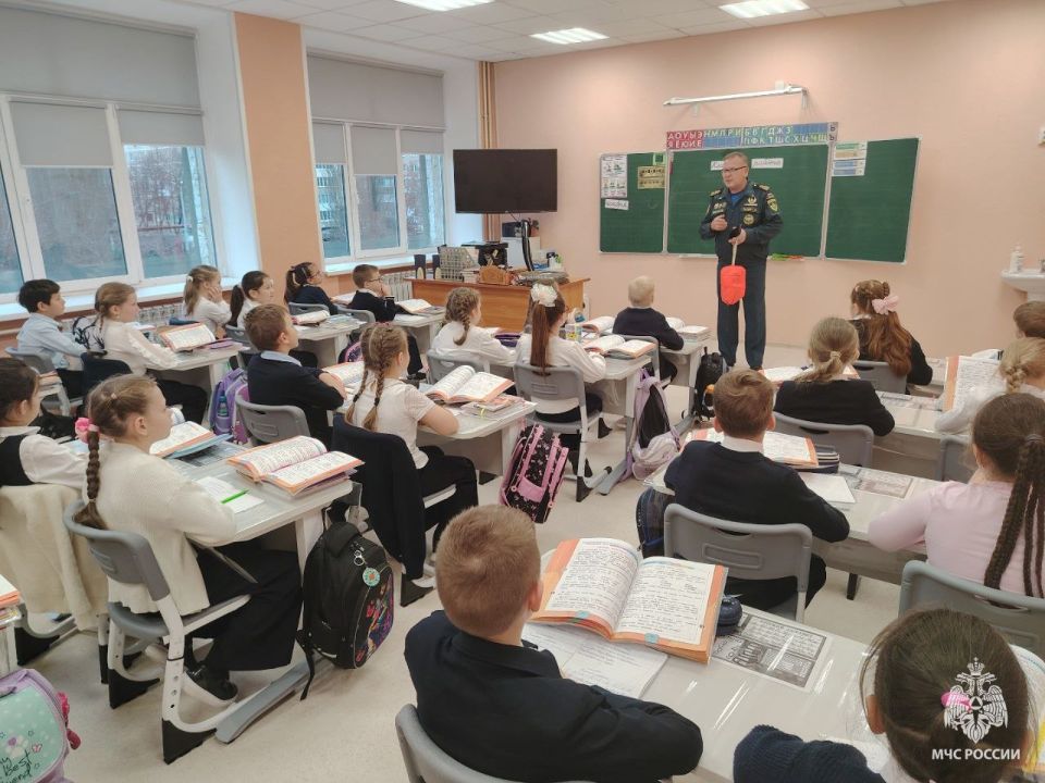 В республике продолжается профилактическая акция "Тонкий лед", в рамках которой инспекторы центра ГИМС МЧС России проводят занятия с детьми и разъясняют правила безопасности на водоемах в холодное время года