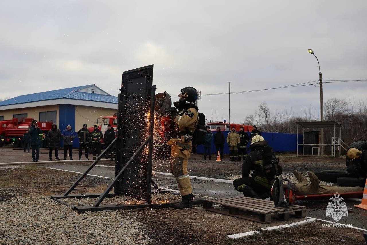 Сильнее всех. На базе пожарно-спасательной части №35 Главного управления сегодня состоялись соревнования по боевому развертыванию среди подразделений пожарной охраны Республики Башкортостан Сильнее всех. На базе пожарно-спасательной части №35 Главного управления сегодня состоялись соревнования по боевому развертыванию среди подразделений пожарной охраны Республики Башкортостан
