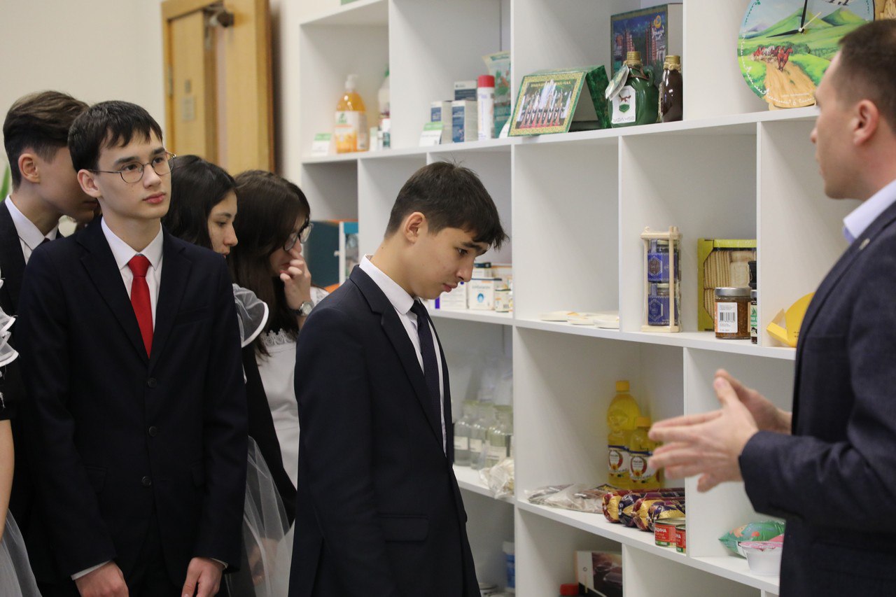 Знакомство с мэрией: лицей №136 Знакомство с мэрией: лицей №136