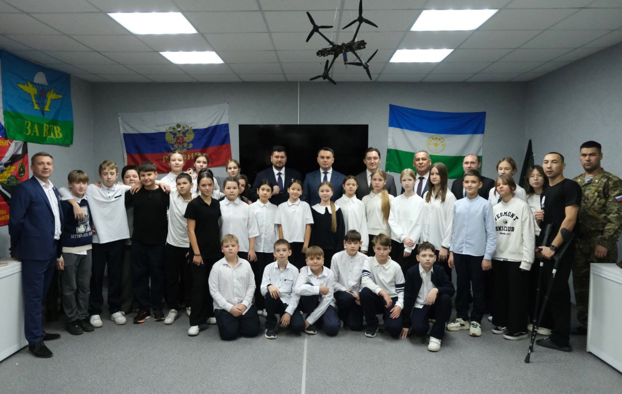 Глава администрации Стерлитамака Эмиль Шаймарданов, Герой России Денис Чернавин, депутат Госсобрания-Курултая РБ Эльвира Мацкевич, руководитель Регионального исполкома «Единой России» Руслан Насретдинов и глава администрации... Глава администрации Стерлитамака Эмиль Шаймарданов, Герой России Денис Чернавин, депутат Госсобрания-Курултая РБ Эльвира Мацкевич, руководитель Регионального исполкома «Единой России» Руслан Насретдинов и глава администрации...