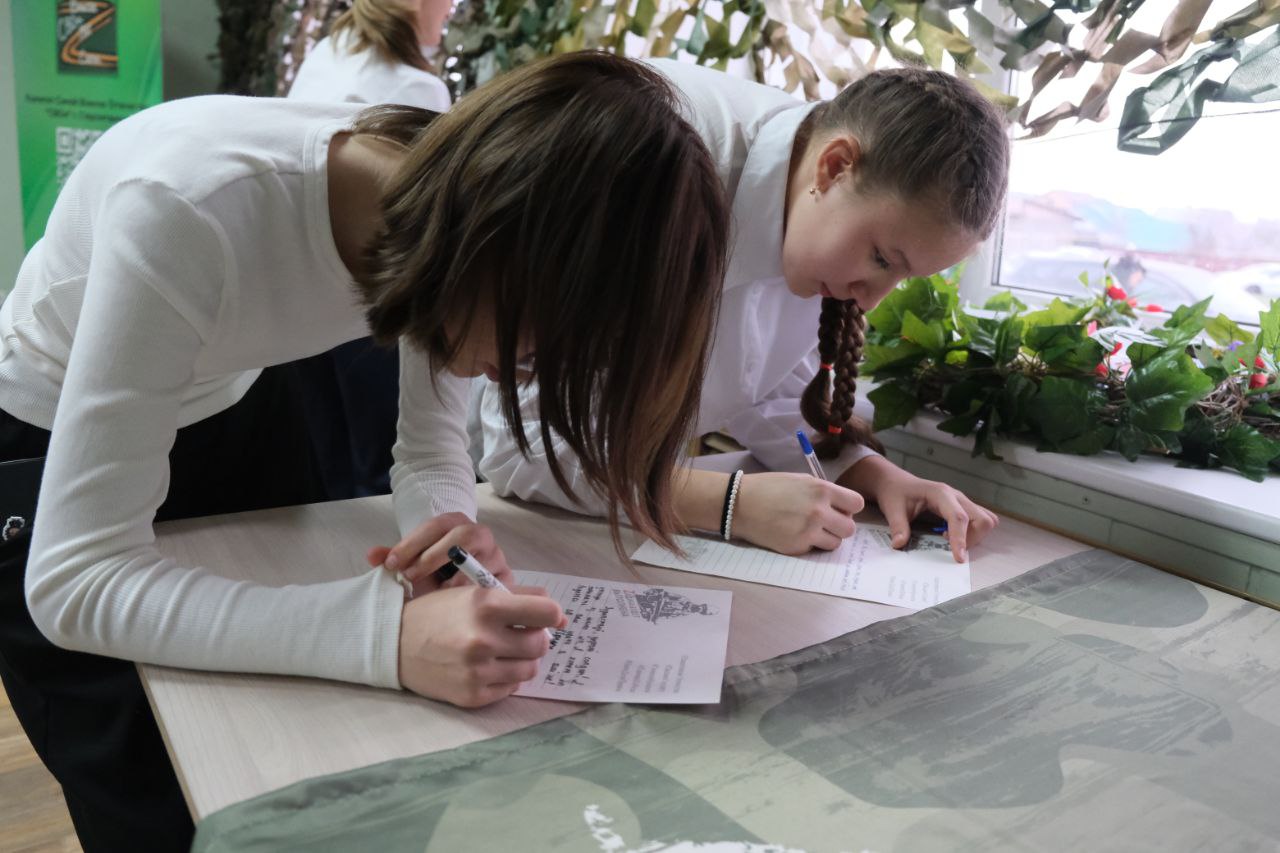 Глава администрации Стерлитамака Эмиль Шаймарданов, Герой России Денис Чернавин, депутат Госсобрания-Курултая РБ Эльвира Мацкевич, руководитель Регионального исполкома «Единой России» Руслан Насретдинов и глава администрации... Глава администрации Стерлитамака Эмиль Шаймарданов, Герой России Денис Чернавин, депутат Госсобрания-Курултая РБ Эльвира Мацкевич, руководитель Регионального исполкома «Единой России» Руслан Насретдинов и глава администрации...