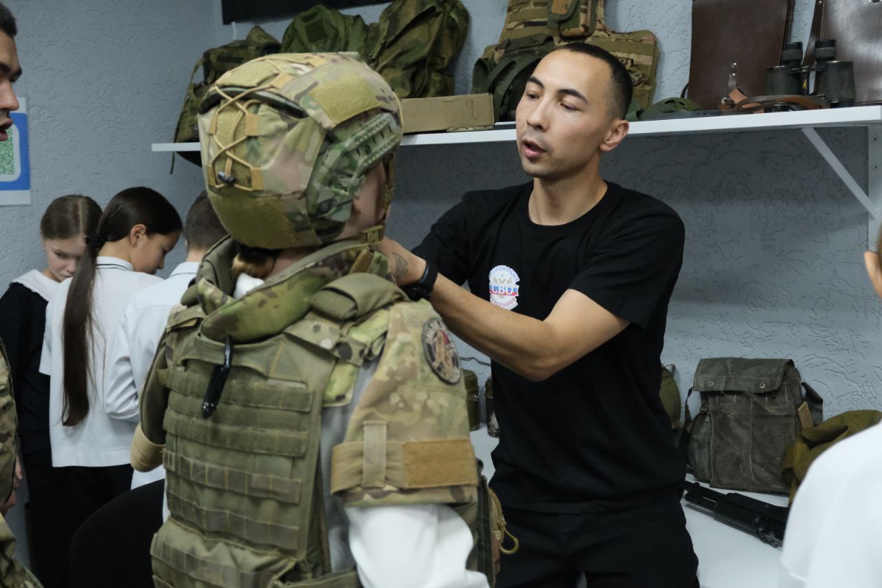 Глава администрации Стерлитамака Эмиль Шаймарданов, Герой России Денис Чернавин, депутат Госсобрания-Курултая РБ Эльвира Мацкевич, руководитель Регионального исполкома «Единой России» Руслан Насретдинов и глава администрации... Глава администрации Стерлитамака Эмиль Шаймарданов, Герой России Денис Чернавин, депутат Госсобрания-Курултая РБ Эльвира Мацкевич, руководитель Регионального исполкома «Единой России» Руслан Насретдинов и глава администрации...