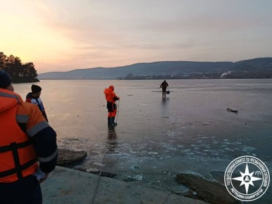 В Белорецке спасатели заметили по видеокамерам рыбака, который вышел на тонкий лед городского пруда в 10 метрах от берега