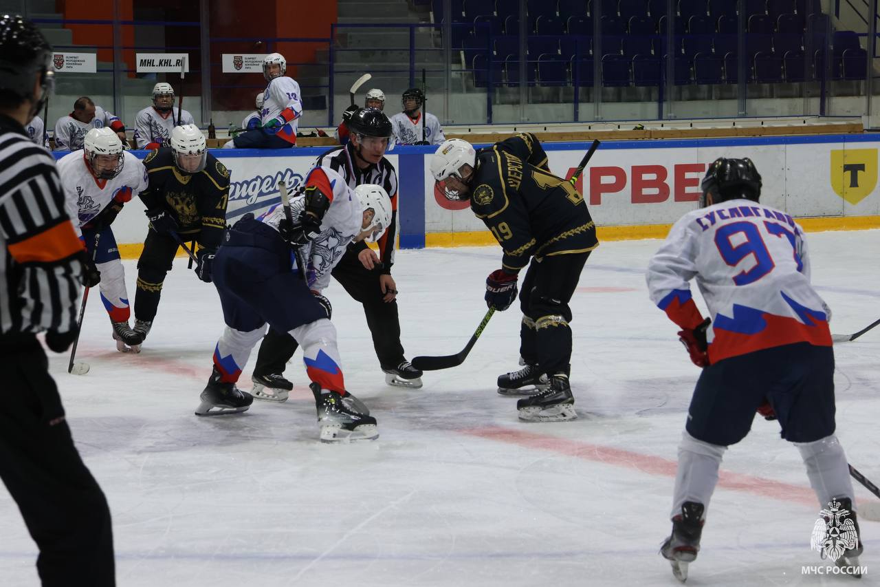 Сотрудники МЧС России приняли участие в турнире по хоккею с шайбой, посвященном Дню сотрудника органов внутренних дел Российской Федерации Сотрудники МЧС России приняли участие в турнире по хоккею с шайбой, посвященном Дню сотрудника органов внутренних дел Российской Федерации