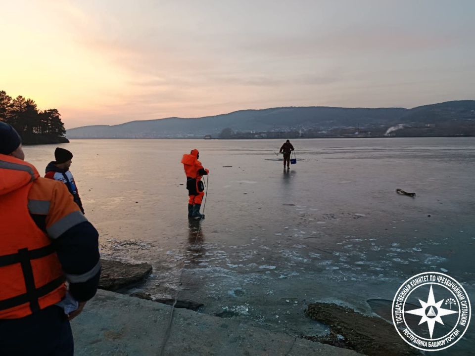 На городском пруду Белорецка решил порыбачить мужчина