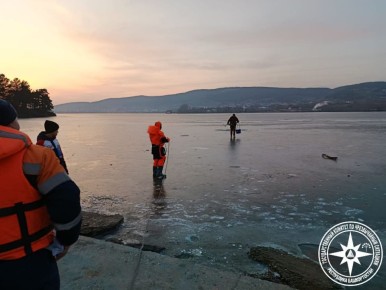 На городском пруду Белорецка решил порыбачить мужчина